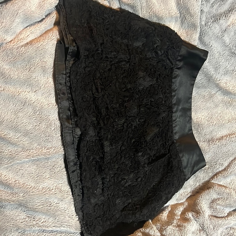 Short black skirt with floral lace